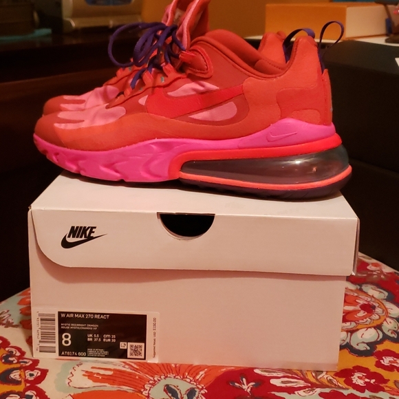 Tennis shoes
